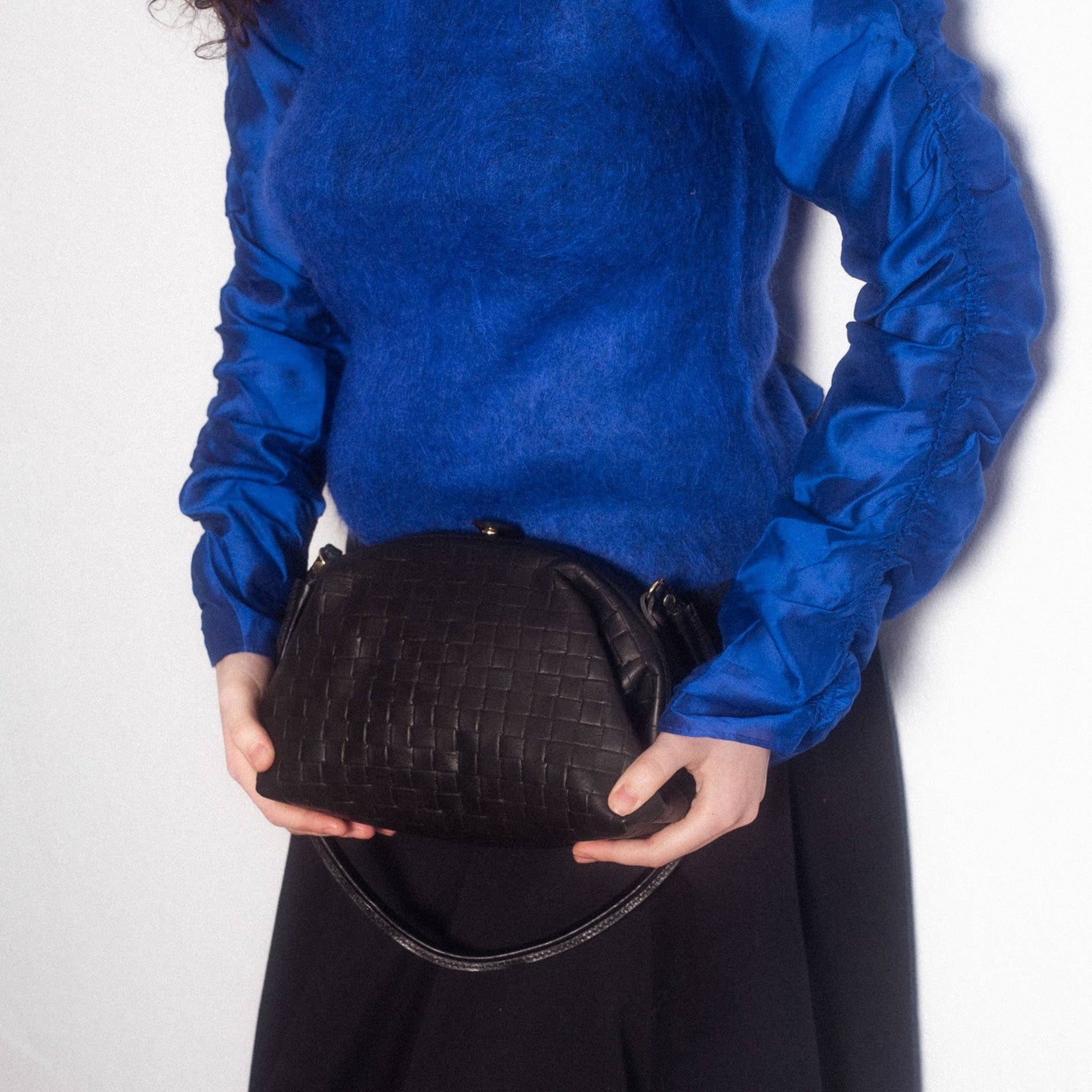 Hug Bag L, matte black braid
