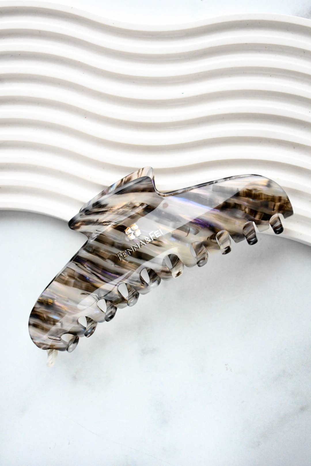 Glamour Grip XL Acetate Hair Claw in Tuxedo