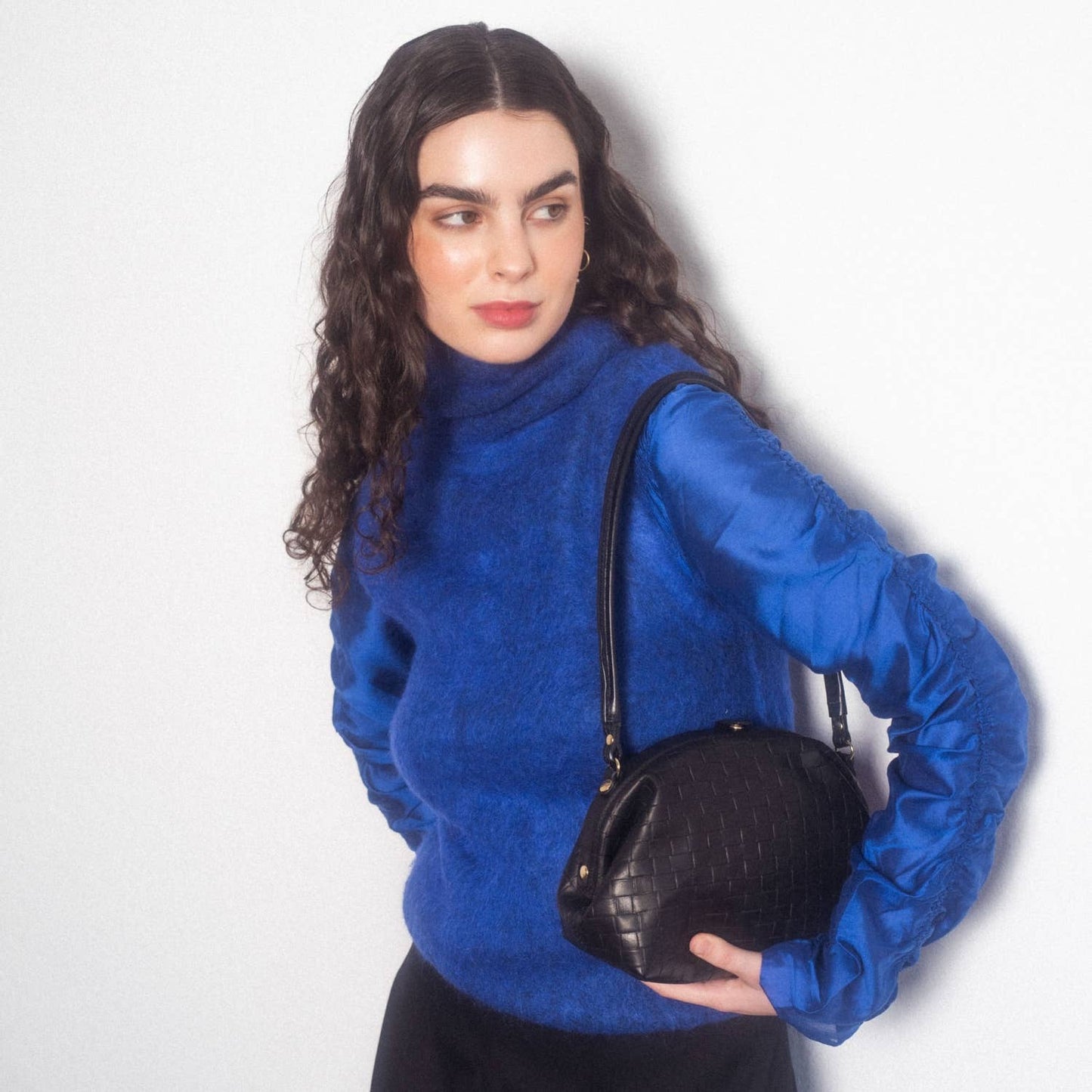 Hug Bag L, matte black braid