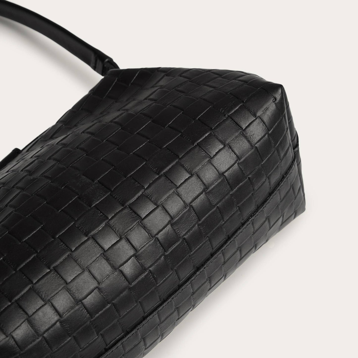 Hug Bag L, matte black braid