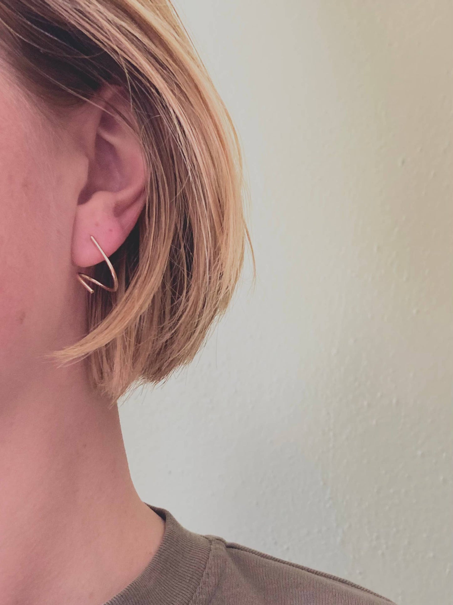Wisp Stud - Simple Minimal Twist