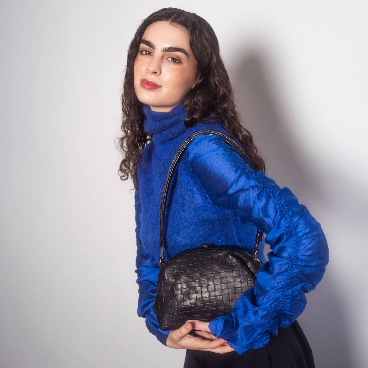 Hug Bag L, matte black braid