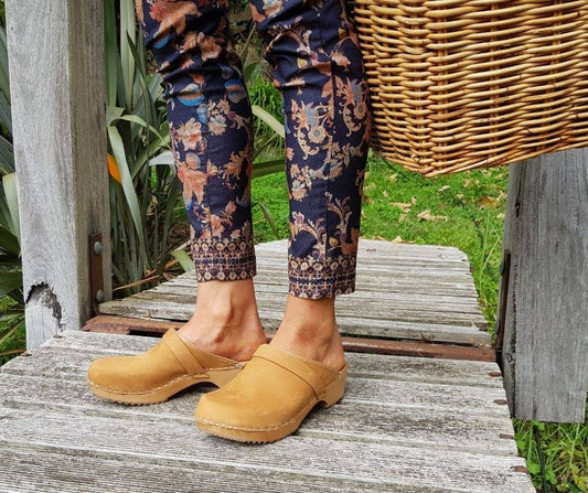 Clogs Greta Tan Brown Nubuck | Swedish Clogs